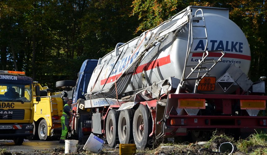 VU Tanklastzug umgestuerzt Huerth Industriestr P537.JPG